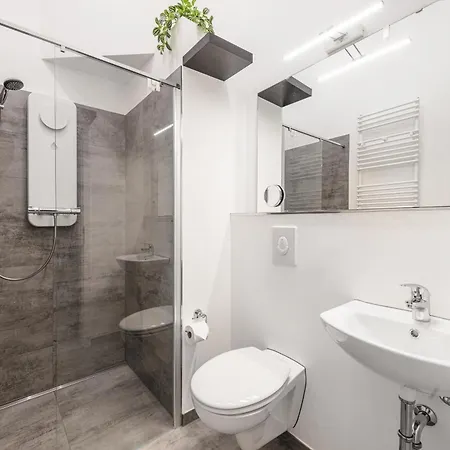 The Mierendorf I, Budget Group & Family Apartment, 1br, 1 Living Room, Ideal For 2 - 4 Guests דירה *